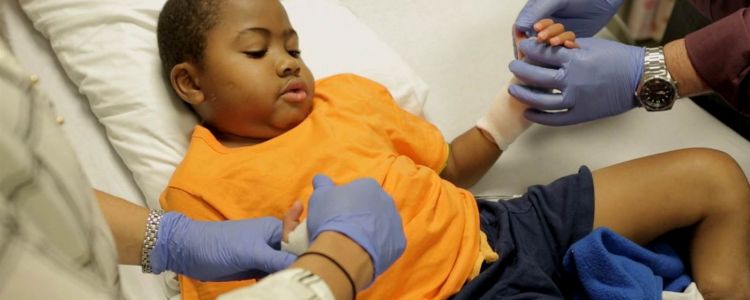 Перша в світі трансплантація двох рук одночасно оголошена успішною