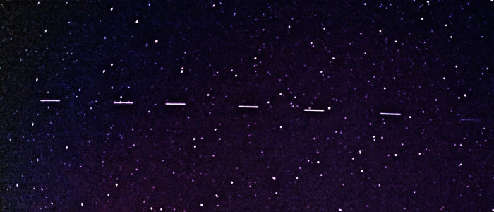 Велика кількість «зірок» насправді є космічними кораблями