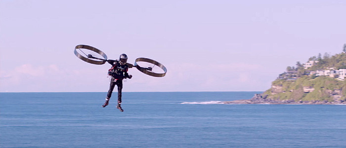 Людина злетіла в небо з рюкзаком-гелікоптером