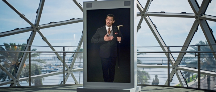 Віртуальний Сальвадор Далі робить селфі з відвідувачами музею