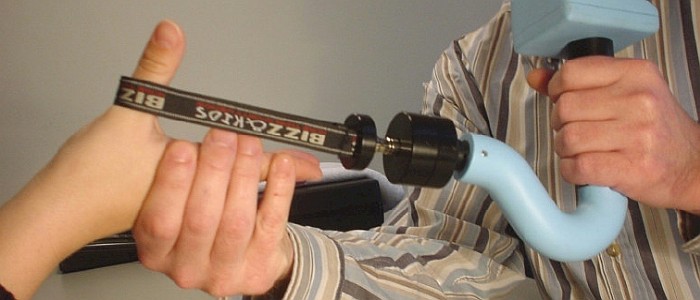 Слабке рукостискання може бути ознакою безлічі захворювань