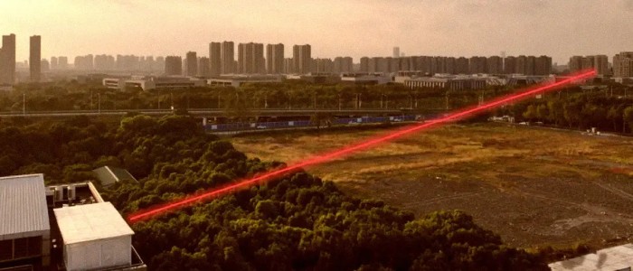 Шпигунський пристрій може прочитати текст у відкритій книзі за понад кілометр