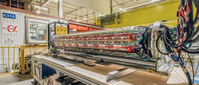 Вчені виявили, що антиматерія падає, коли її кидають