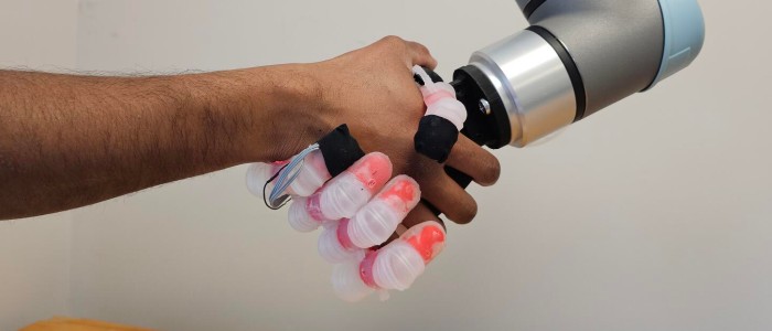 Новаторський протез руки може тримати предмети як людина