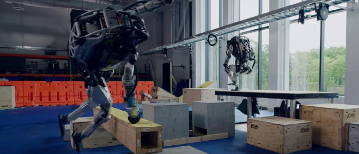 Робот-гуманоїд від Бостон Дайнемікс займається справжнім паркуром