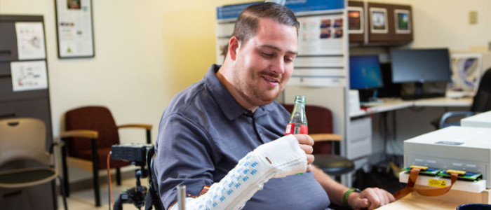 Ультрасучасний мозковий імплантат дозволив паралізованій людині рухатися і знову відчувати