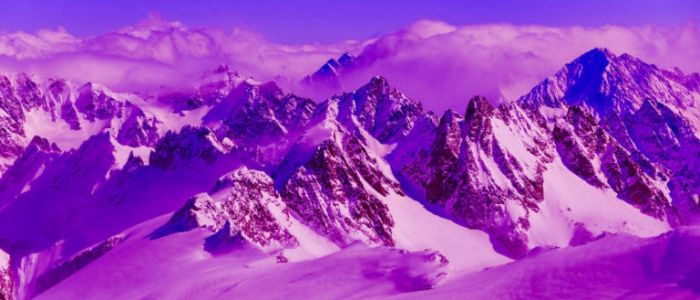 Сніг в Європі набув яскраво-рожевого забарвлення