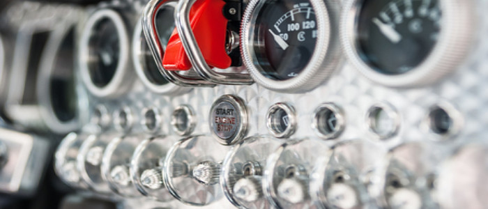 Кнопки в автомобілях безпечніші й швидші у використанні, ніж сенсорні екрани