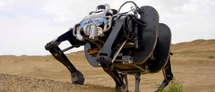 Китай побудував гігантського крокуючого військового робота