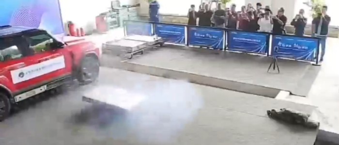 У Китаї представили електромобіль, здатний скинути акумулятор у разі пожежі