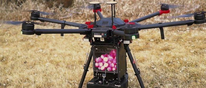 Пожежники використовують дрони, які скидають вогняні кулі