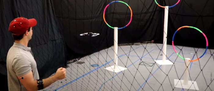 Ця система дозволяє управляти безпілотником жестами