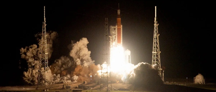 Гігантська ракета НАСА вирушила до Місяця
