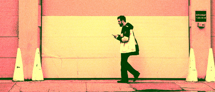 Гугл тестує функцію, яка лає вас за використання смартфона на ходу