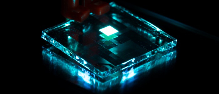 Гібридні стани світла та матерії можуть значно підвищити яскравість OLED