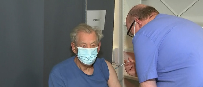 Ієн Маккеллен відчув «ейфорію» після вакцинації проти коронавірусу