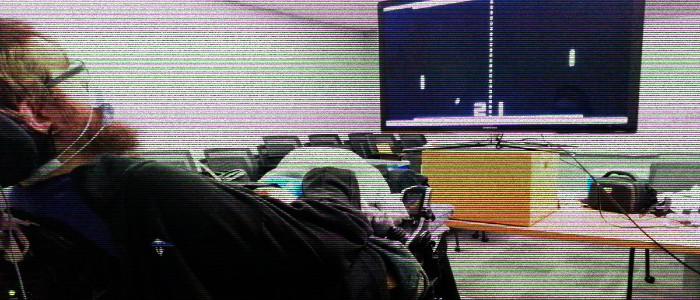 Людина з імплантатом мозку кидає виклик мавпі в грі в пінг-понг