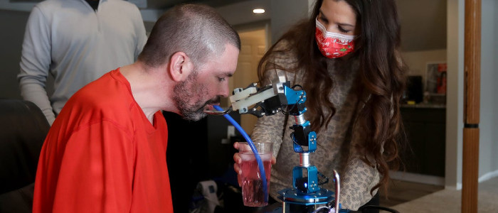 Людина з нейродегенеративним захворюванням будує робота, щоб прогодувати себе