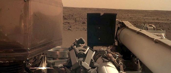 Посадковий апарат InSight розкриває сонячні батареї та відправляє селфі