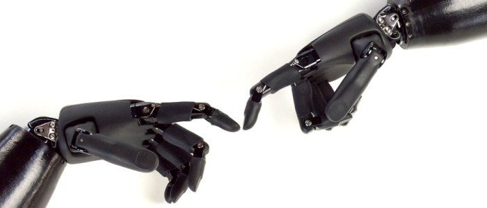 Бактерії в пальцях руки робота допомагають йому відчути навколишнє середовище