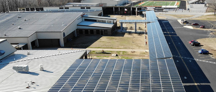 Школа накопичила вчителям надбавку завдяки сонячним панелям