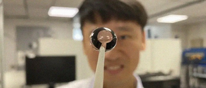 Вчені знайшли спосіб живити розумні контактні лінзи людськими сльозами