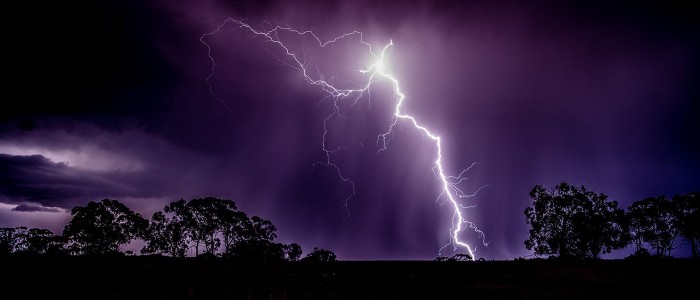 Вчені, можливо, випадково відкрили, як утворюється блискавка через вигин льоду