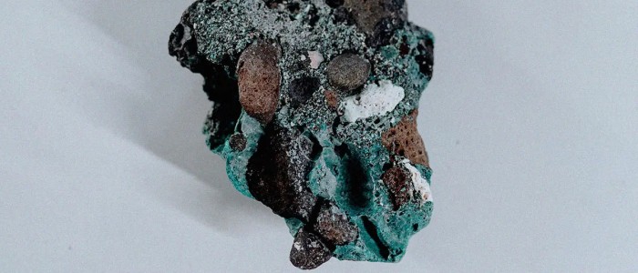 Вчені попереджають, що у всьому світі з'являються пластикові камені