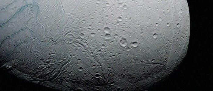 Вчені кажуть, що на засніженому місяці Сатурна відбувається щось дивне