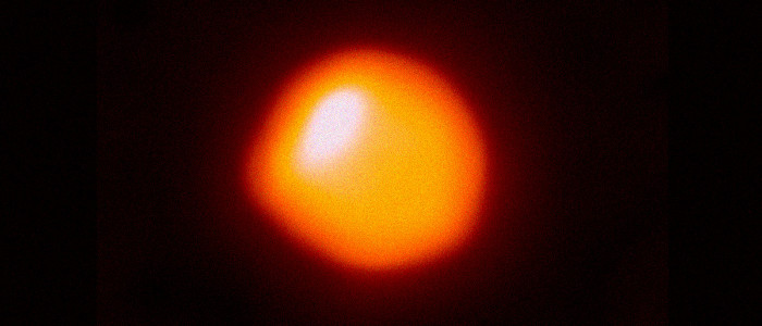 Надгігантська зірка Бетельгейзе загадково потьмяніла, і тепер ми знаємо, чому