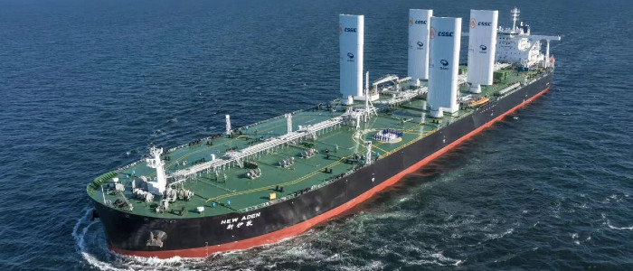 Супертанкер стає набагато ефективнішим через додавання невеликих вітрил