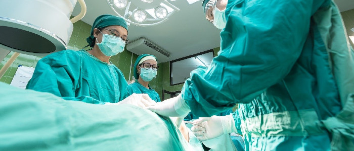 Хірурги надали людині нове обличчя і руки