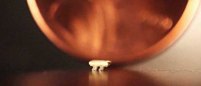 Цих працюючих на вібрації мікроботів майже не видно