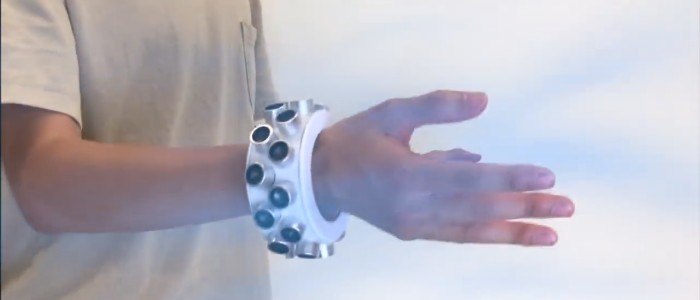 Цей кіберпанковий браслет глушить будь-які шпигунські мікрофони поблизу