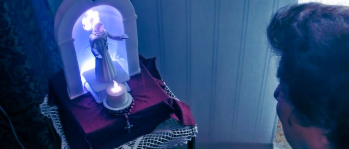 Цей робот читає біблію старикам в будинках для людей похилого віку