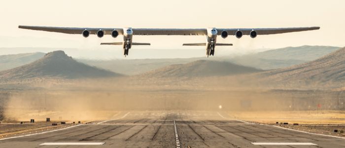 Найбільший у світі літак зробив свій перший випробувальний політ