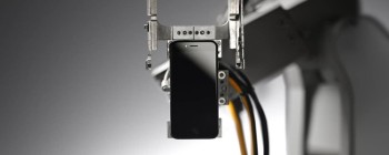 Виробник айфонів повністю замінює людей роботами