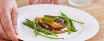 Чи є вирощуване в лабораторії м'ясо дійсно майбутнім продуктів харчування?