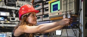 Квантовий стрибок у вимірюванні антиматерії