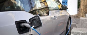 Більшість нових автомобілів Норвегії тепер є електричними або гібридними