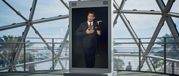 Віртуальний Сальвадор Далі робить селфі з відвідувачами музею