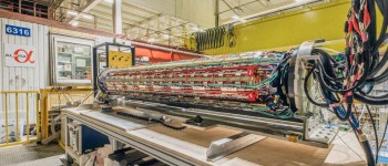 Вчені виявили, що антиматерія падає, коли її кидають