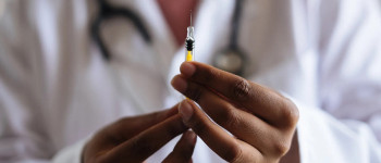 Пфайзєр стверджує, що її вакцина проти covid-19 ефективна на 90%