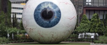 Вчені встановили, чому синє світло з екранів сприяє сліпоті