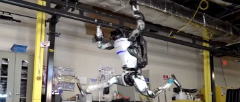 Робот від Бостон Дайнемікса навчився робити гімнастику