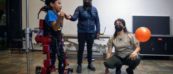 8-річний хлопчик із церебральним паралічем пішов із роботизованим екзоскелетом