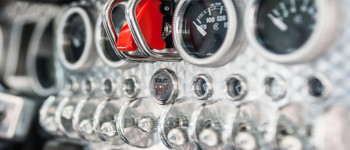 Кнопки в автомобілях безпечніші й швидші у використанні, ніж сенсорні екрани