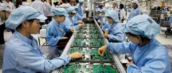 Китайське спостереження буквально потрапляє в голови робітників