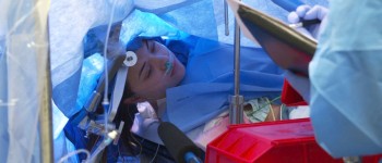 Лікарі провели операцію на мозку з прямою трансляцією у Фейсбуці