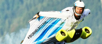 Електричний вінгсьют дозволяє літати зі швидкістю 186 миль на годину